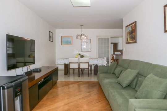 Apartamento mobiliado em Perdizes com 4 quartos, varanda e churrasqueira. Compra ideal para famílias. — Sala