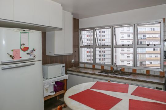 Apartamento mobiliado em Perdizes com 4 quartos, varanda e churrasqueira. Compra ideal para famílias. — Cozinha