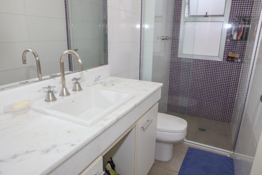 Apartamento mobiliado em Perdizes com 4 quartos, varanda e churrasqueira. Compra ideal para famílias. — Banheiro Social