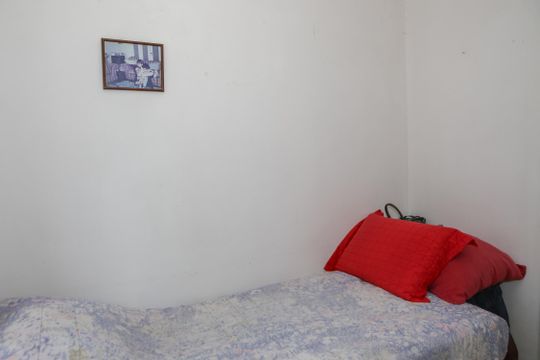 Apartamento mobiliado em Perdizes com 4 quartos, varanda e churrasqueira. Compra ideal para famílias. — Quarto e Banheiro de serviço