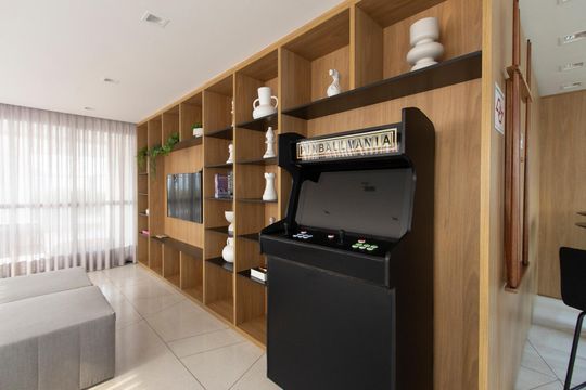 Comprar apartamento mobiliado com 3 quartos, piscina e academia no condomínio. Pets permitidos. — Salão de Jogos