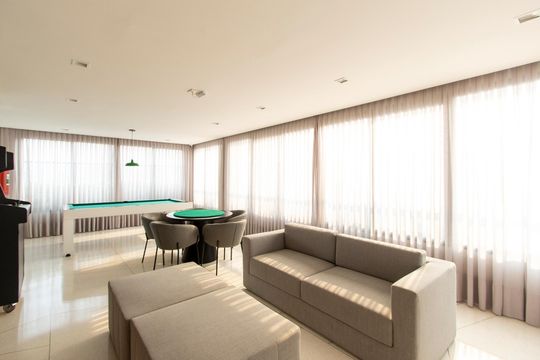 Comprar apartamento mobiliado com 3 quartos, piscina e academia no condomínio. Pets permitidos. — Salão de Jogos