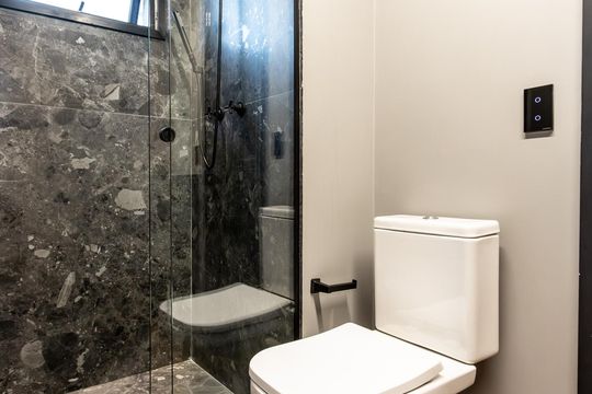 Comprar apartamento mobiliado com 3 quartos, piscina e academia no condomínio. Pets permitidos. — Banheiro Demi-Suite