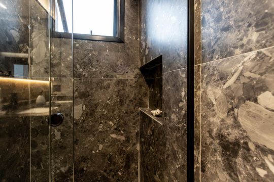 Comprar apartamento mobiliado com 3 quartos, piscina e academia no condomínio. Pets permitidos. — Quarto 1 - Banheiro da Suite