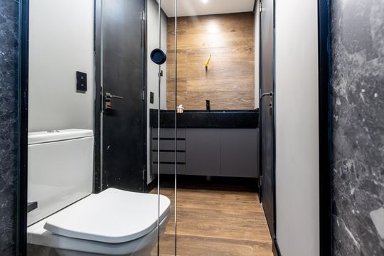 Comprar apartamento mobiliado com 3 quartos, piscina e academia no condomínio. Pets permitidos. — Banheiro Demi-Suite