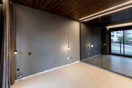Comprar apartamento mobiliado com 3 quartos, piscina e academia no condomínio. Pets permitidos. — Quarto 1 - Suite