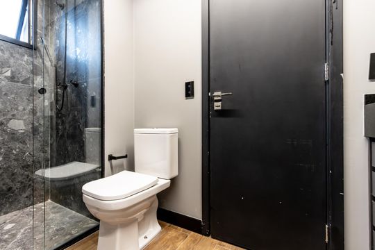 Comprar apartamento mobiliado com 3 quartos, piscina e academia no condomínio. Pets permitidos. — Banheiro Demi-Suite