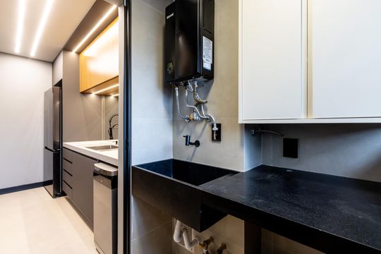 Comprar apartamento mobiliado com 3 quartos, piscina e academia no condomínio. Pets permitidos. — Área de Serviço