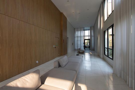 Comprar apartamento mobiliado com 3 quartos, piscina e academia no condomínio. Pets permitidos. — Hall do condomínio