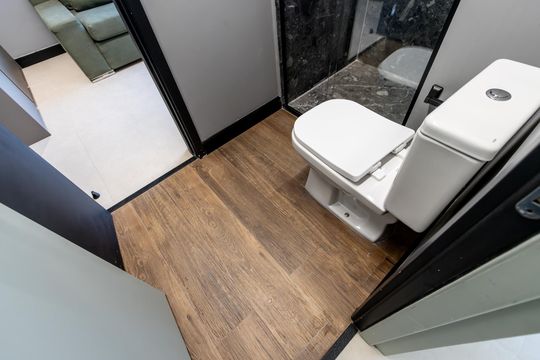 Comprar apartamento mobiliado com 3 quartos, piscina e academia no condomínio. Pets permitidos. — Banheiro Demi-Suite