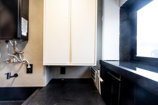 Comprar apartamento mobiliado com 3 quartos, piscina e academia no condomínio. Pets permitidos. — Área de Serviço