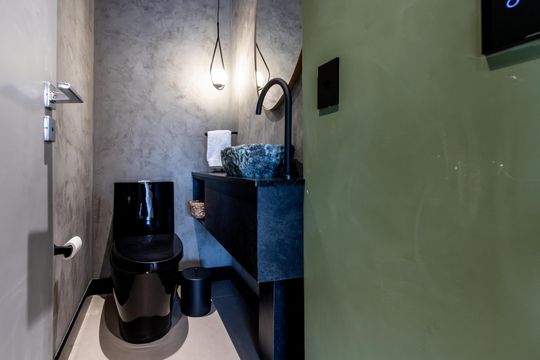 Comprar apartamento mobiliado com 3 quartos, piscina e academia no condomínio. Pets permitidos. — Lavabo