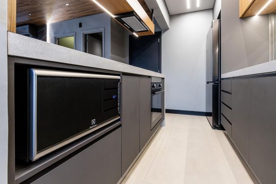 Comprar apartamento mobiliado com 3 quartos, piscina e academia no condomínio. Pets permitidos. — Cozinha