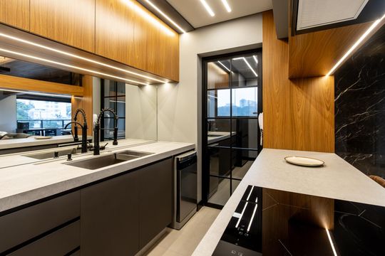 Comprar apartamento mobiliado com 3 quartos, piscina e academia no condomínio. Pets permitidos. — Cozinha