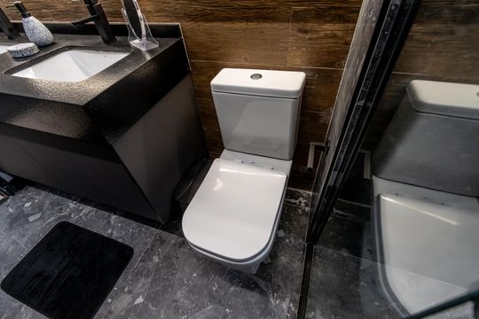 Comprar apartamento mobiliado com 3 quartos, piscina e academia no condomínio. Pets permitidos. — Quarto 1 - Banheiro da Suite