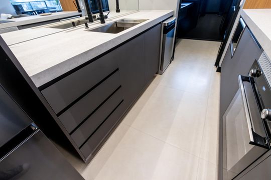 Comprar apartamento mobiliado com 3 quartos, piscina e academia no condomínio. Pets permitidos. — Cozinha
