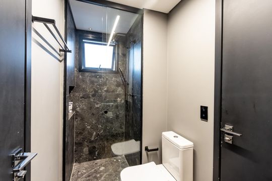Comprar apartamento mobiliado com 3 quartos, piscina e academia no condomínio. Pets permitidos. — Banheiro Demi-Suite