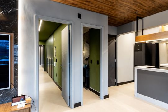 Comprar apartamento mobiliado com 3 quartos, piscina e academia no condomínio. Pets permitidos. — Corredor