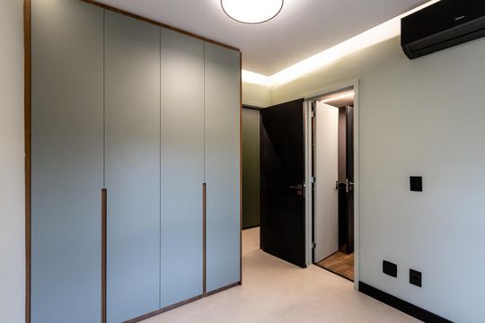 Comprar apartamento mobiliado com 3 quartos, piscina e academia no condomínio. Pets permitidos. — Quarto 2