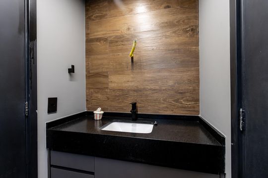 Comprar apartamento mobiliado com 3 quartos, piscina e academia no condomínio. Pets permitidos. — Banheiro Demi-Suite