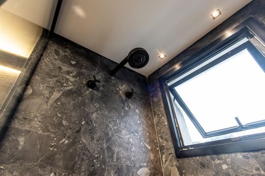 Comprar apartamento mobiliado com 3 quartos, piscina e academia no condomínio. Pets permitidos. — Quarto 1 - Banheiro da Suite