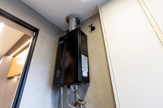 Comprar apartamento mobiliado com 3 quartos, piscina e academia no condomínio. Pets permitidos. — Área de Serviço