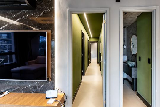 Comprar apartamento mobiliado com 3 quartos, piscina e academia no condomínio. Pets permitidos. — Corredor