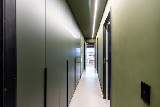 Comprar apartamento mobiliado com 3 quartos, piscina e academia no condomínio. Pets permitidos. — Corredor