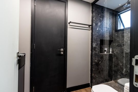 Comprar apartamento mobiliado com 3 quartos, piscina e academia no condomínio. Pets permitidos. — Banheiro Demi-Suite