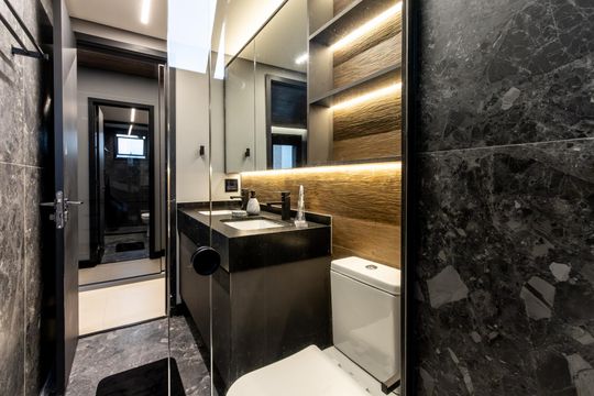 Comprar apartamento mobiliado com 3 quartos, piscina e academia no condomínio. Pets permitidos. — Quarto 1 - Banheiro da Suite
