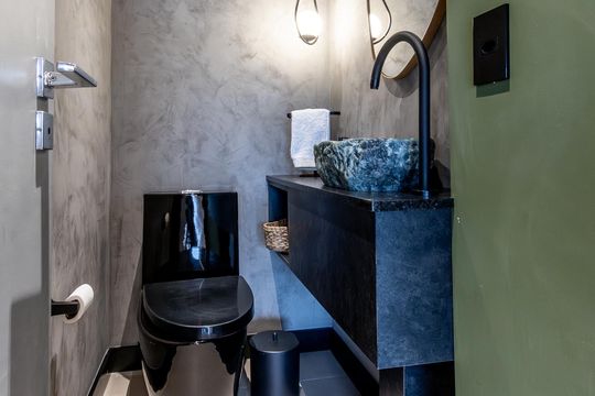 Comprar apartamento mobiliado com 3 quartos, piscina e academia no condomínio. Pets permitidos. — Lavabo