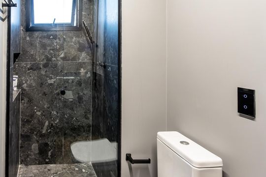 Comprar apartamento mobiliado com 3 quartos, piscina e academia no condomínio. Pets permitidos. — Banheiro Demi-Suite