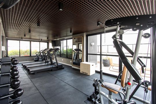 Comprar apartamento mobiliado com 3 quartos, piscina e academia no condomínio. Pets permitidos. — Academia
