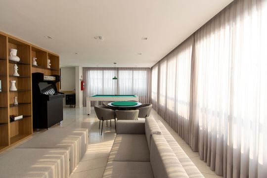 Comprar apartamento mobiliado com 3 quartos, piscina e academia no condomínio. Pets permitidos. — Salão de Jogos