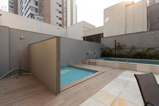 Comprar apartamento mobiliado com 3 quartos, piscina e academia no condomínio. Pets permitidos. — Piscina