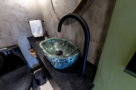 Comprar apartamento mobiliado com 3 quartos, piscina e academia no condomínio. Pets permitidos. — Lavabo