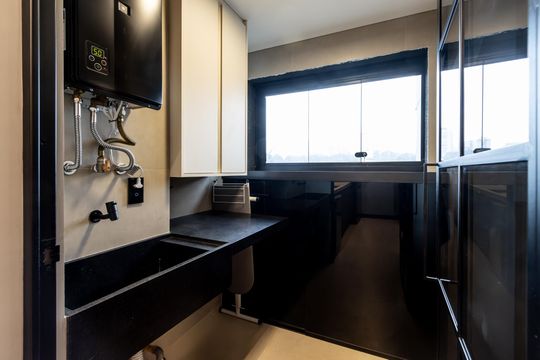 Comprar apartamento mobiliado com 3 quartos, piscina e academia no condomínio. Pets permitidos. — Área de Serviço