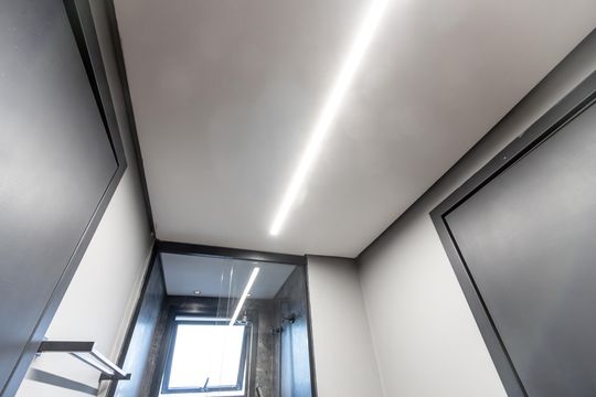 Comprar apartamento mobiliado com 3 quartos, piscina e academia no condomínio. Pets permitidos. — Banheiro Demi-Suite