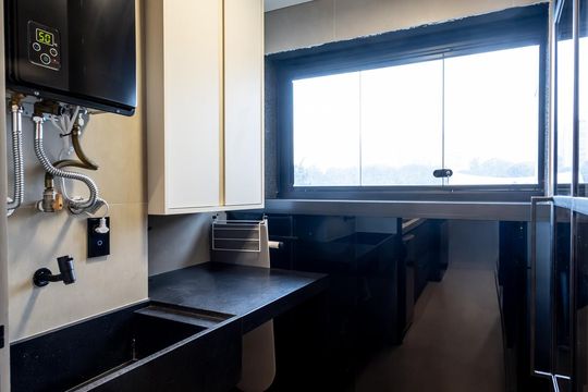 Comprar apartamento mobiliado com 3 quartos, piscina e academia no condomínio. Pets permitidos. — Área de Serviço