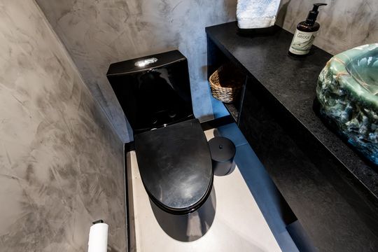 Comprar apartamento mobiliado com 3 quartos, piscina e academia no condomínio. Pets permitidos. — Lavabo