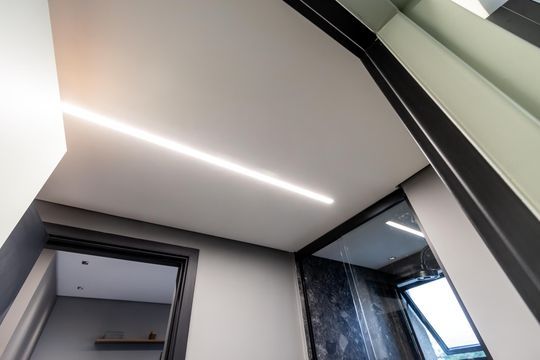 Comprar apartamento mobiliado com 3 quartos, piscina e academia no condomínio. Pets permitidos. — Banheiro Demi-Suite