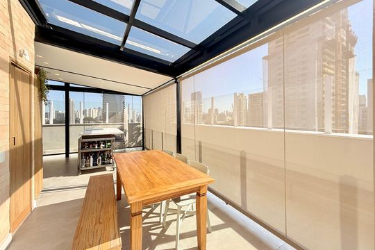 Apartamento no Brooklin com 2 suítes e churrasqueira, ideal para comprar e ter animais. — Varanda Gourmet 