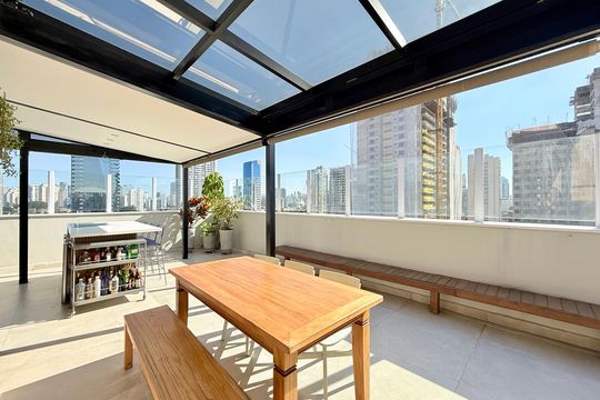 Apartamento no Brooklin com 2 suítes e churrasqueira, ideal para comprar e ter animais. — Varanda Gourmet 