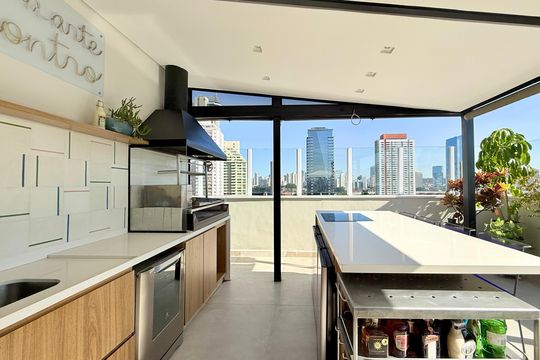 Apartamento no Brooklin com 2 suítes e churrasqueira, ideal para comprar e ter animais. — Varanda Gourmet 