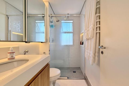 Apartamento no Brooklin com 2 suítes e churrasqueira, ideal para comprar e ter animais. — Banheiro Suíte 
