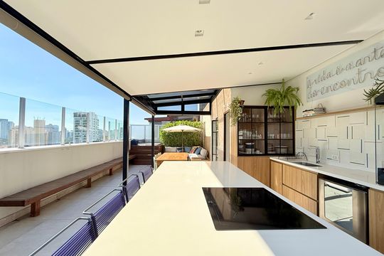 Apartamento no Brooklin com 2 suítes e churrasqueira, ideal para comprar e ter animais. — Varanda Gourmet 