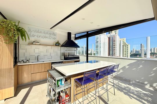 Apartamento no Brooklin com 2 suítes e churrasqueira, ideal para comprar e ter animais. — Varanda Gourmet 
