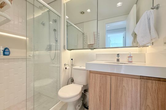Apartamento no Brooklin com 2 suítes e churrasqueira, ideal para comprar e ter animais. — Banheiro Social 