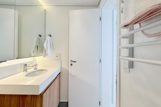Apartamento no Brooklin com 2 suítes e churrasqueira, ideal para comprar e ter animais. — Banheiro Social 