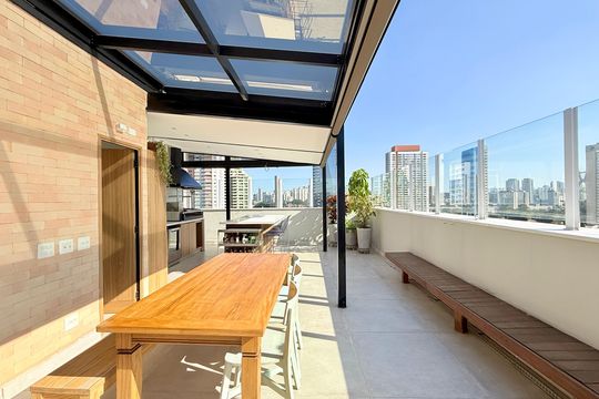 Apartamento no Brooklin com 2 suítes e churrasqueira, ideal para comprar e ter animais. — Varanda Gourmet 